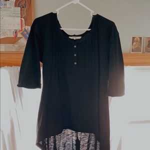 This is a high-low quarter-sleeve shirt (black)